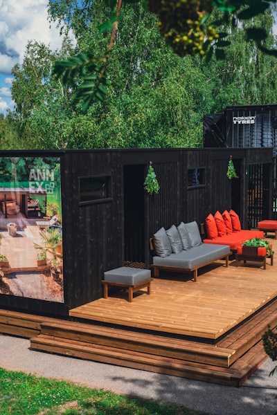 Le terrazze coperte, anch'esse caratterizzate dal design Misty, ampliano lo spazio di vita all'aperto. | Saune all'aperto Kirami