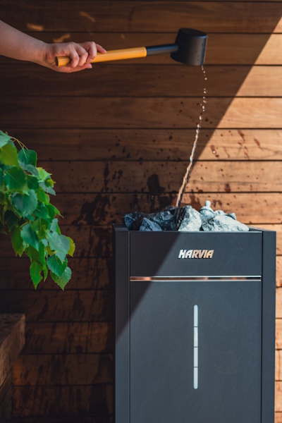 Rilassatevi con un bagno caldo nella sauna esterna Kirami | Sauna finlandese da esterni