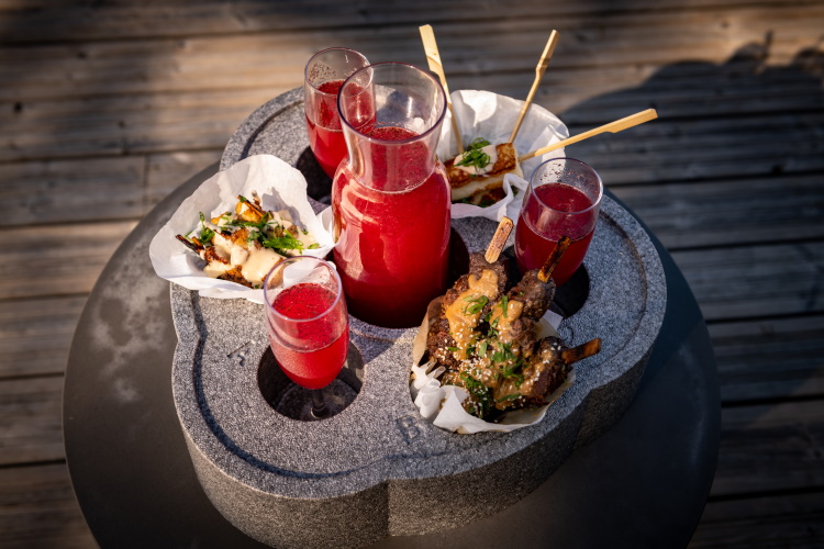 Godere di buon cibo e bevande fa parte della vasca idromassaggio e della sauna | Kirami Tubbar 2