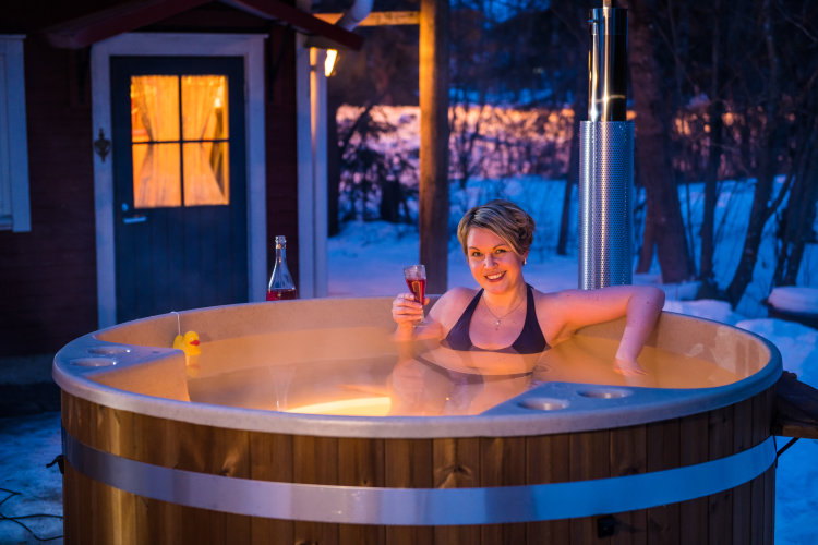 Il momento più suggestivo della serata è sedersi nell'acqua calda della tinozza, ammirare il cielo stellato e godersi l'atmosfera | Kirami