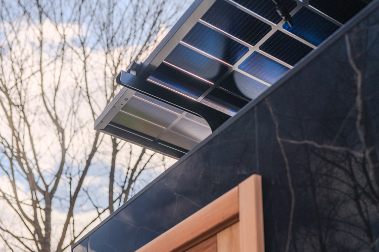 Kirami FinVision® -sauna Zero M - L'angolo dei pannelli solari è stato regolato in posizione più verticale 