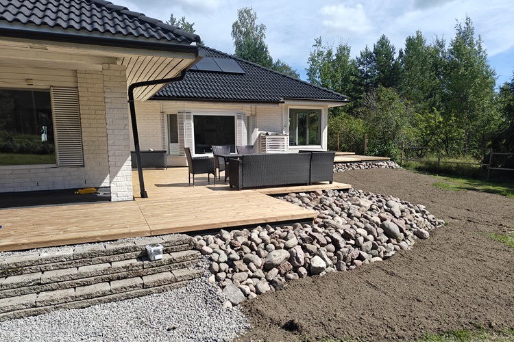Modulaarinen ratkaisu toi käytännöllisyyttä ja tyyliä uuteen terassiin