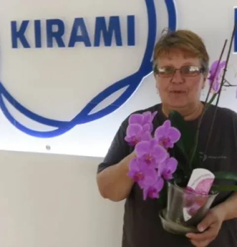 Kirami Oy:n yritysemäntä Pirjo Ojala. Pirjolta tulee vastaus kuin tykin suusta, kun kysytään, mikä hänen työssään on mukavaa. Työkaverit! 
