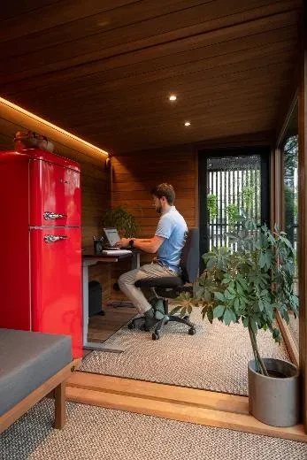 Kirami FinVision® -lounge XL Misty, Uno spazio di lavoro da remoto nel cortile di casa