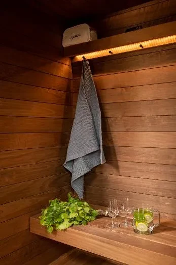 Tra gli accessori è disponibile una panca su misura per lo spogliatoio Kirami FinVision®