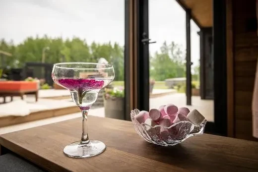 Le ampie finestre del lounge portano la natura a portata di mano | Kirami FinVision® -lounge M Misty