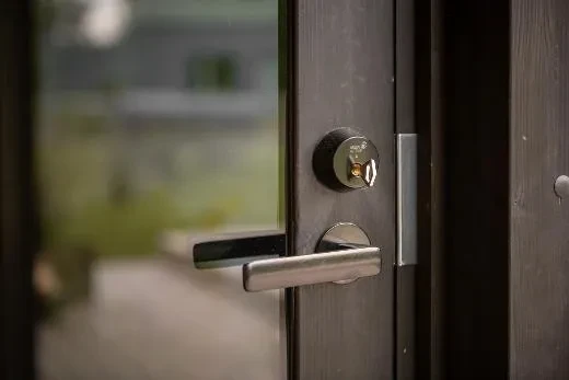 La porta dello spogliatoio può essere chiusa a chiave.