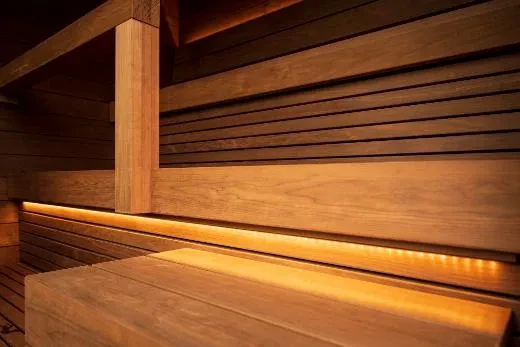 Kirami FinVision® -sauna M Misty - le panche sono facili da sollevare per la pulizia.